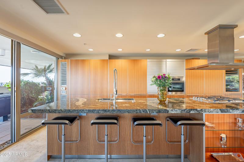 020_Eatup bar sitting