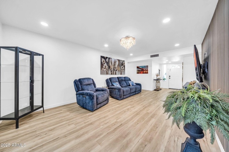 3068 N 90th Ave-12