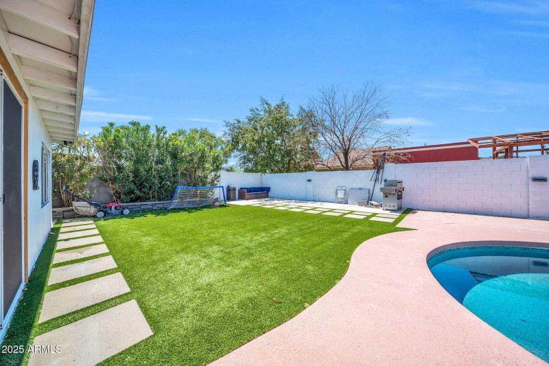 3068 N 90th Ave-32
