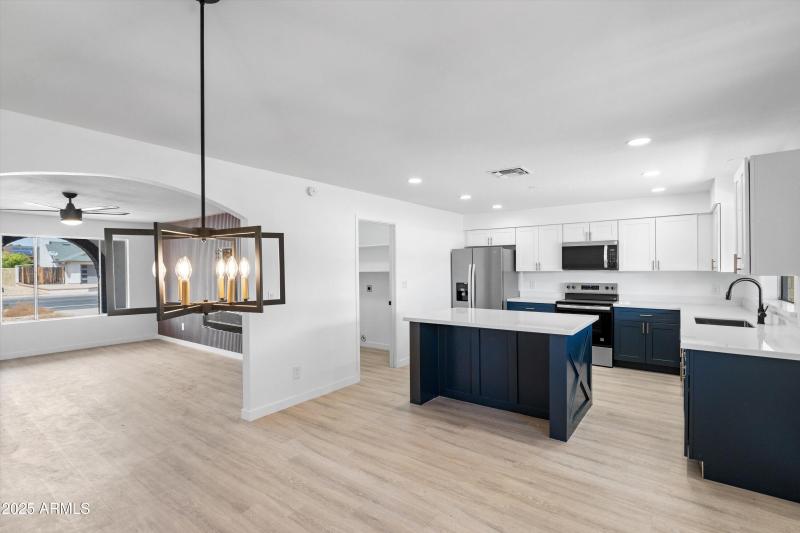 09-Dining to Kitchen