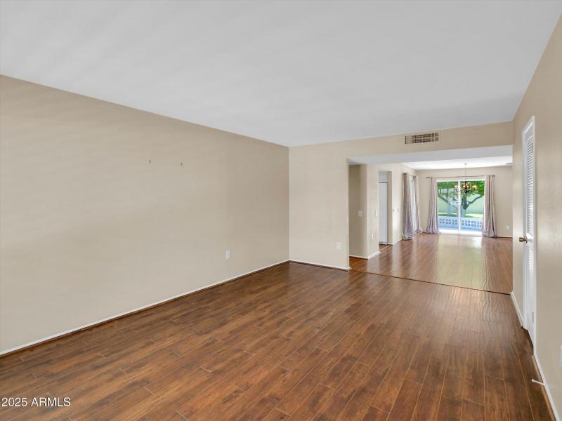 06-10825 W Caron Dr-2