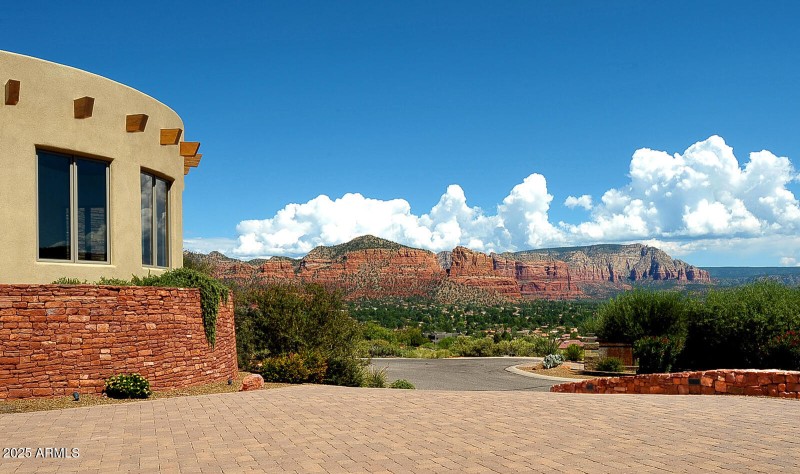 33-Driveway-View-North-Final