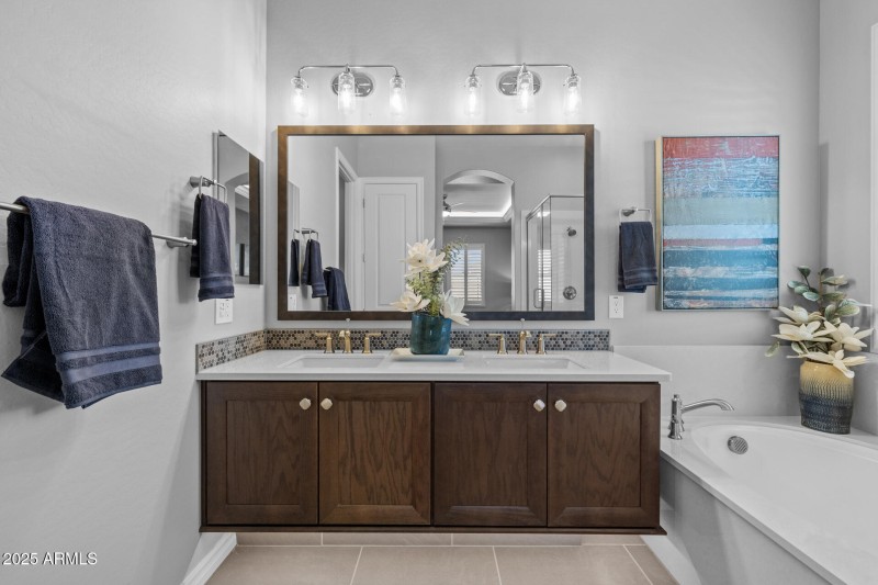 25)MASTER BATH DOWN