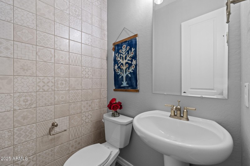 31)POWDER ROOM