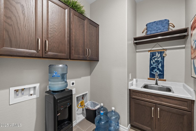 33)LAUNDRY ROOM