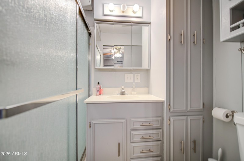 Bathroom 1-pic 1