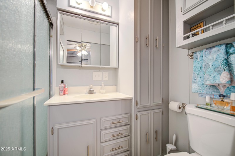 Bathroom 1-pic 2