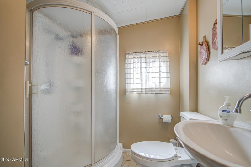 Bathroom 2-pic 2
