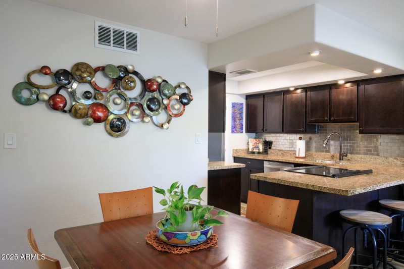 Kitchen & Dining