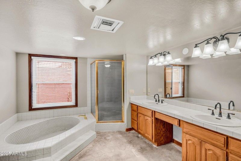 Primary Bath Double Vanity & Soaking Tub