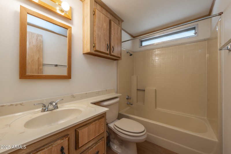 Full Hall Bath Rm