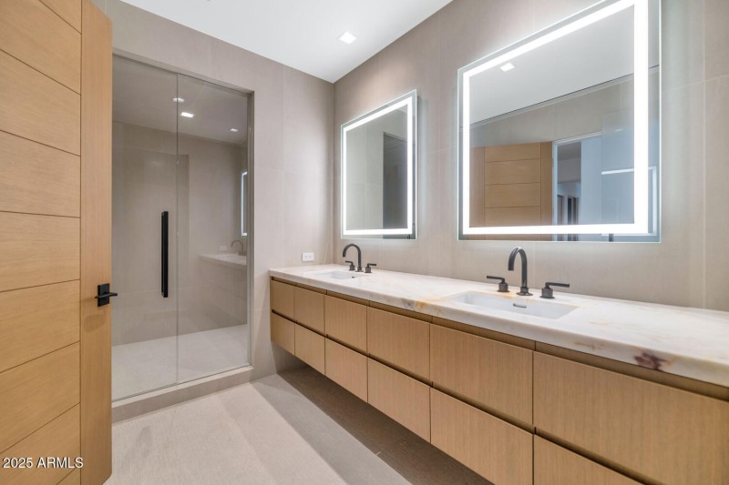 6587 N Palmeraie Blvd-large-030-033-6587