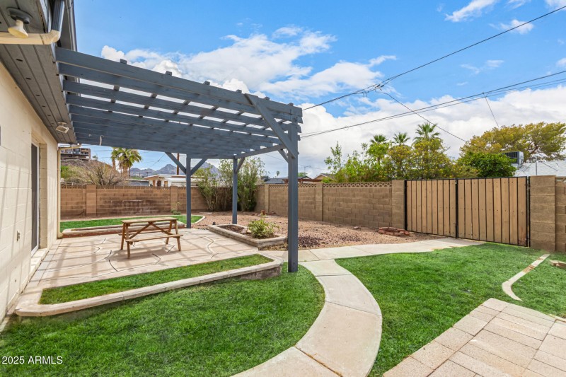 RV Gate. Staged Virtual Grass