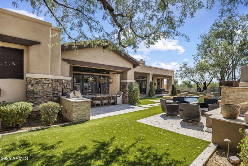 045_BBQOutdoor DiningFire Place