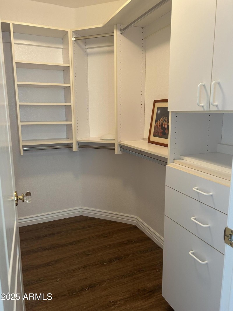WALK IN CLOSET