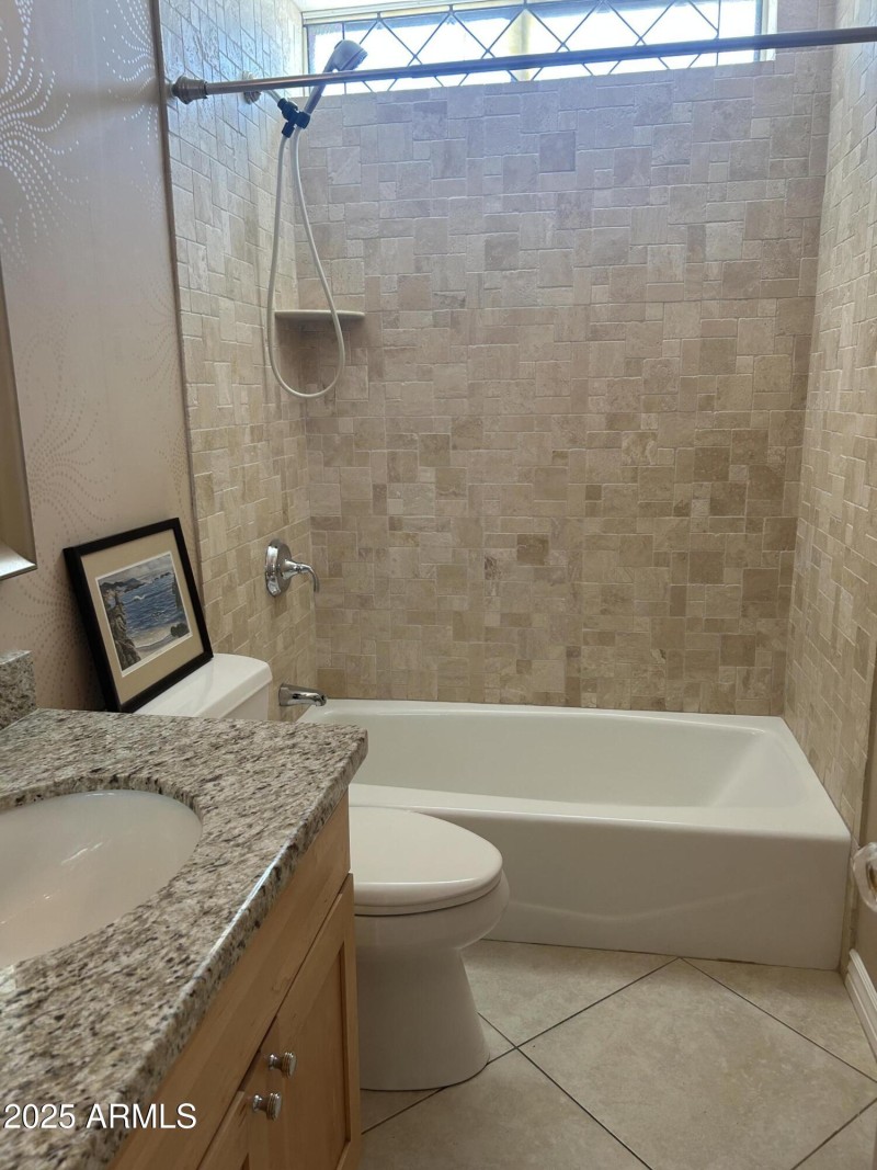 GUEST BATH W TUB/SHOWER