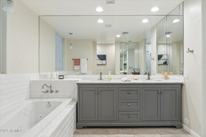 Primary BathMain Level