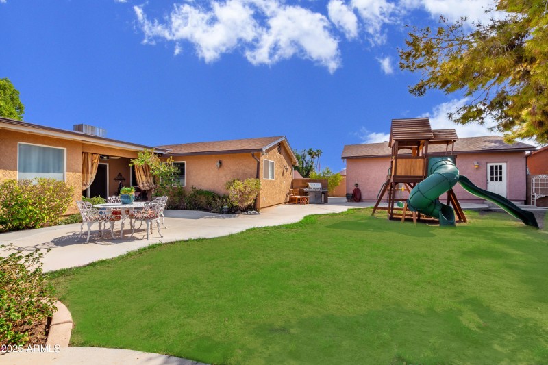 Entertainers backyard w Grassy Area