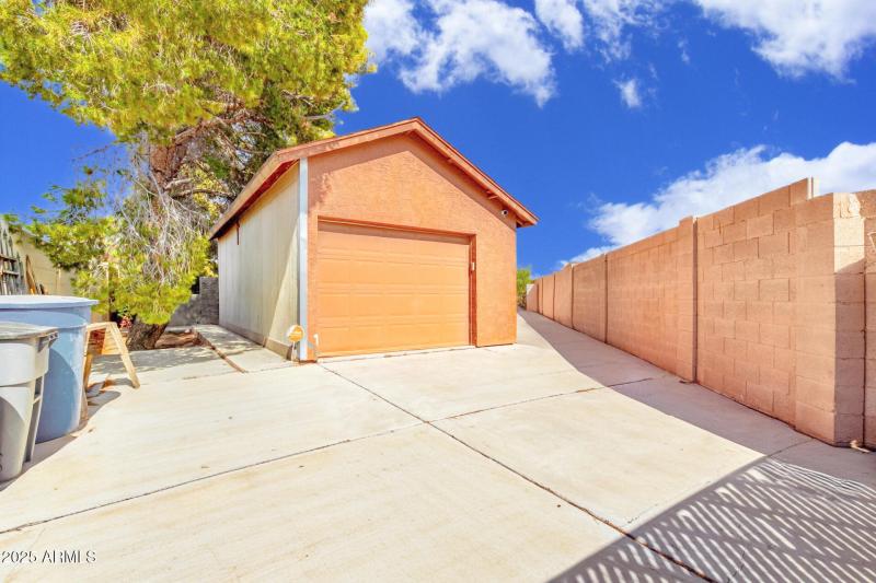 Extra 1 Car Garage