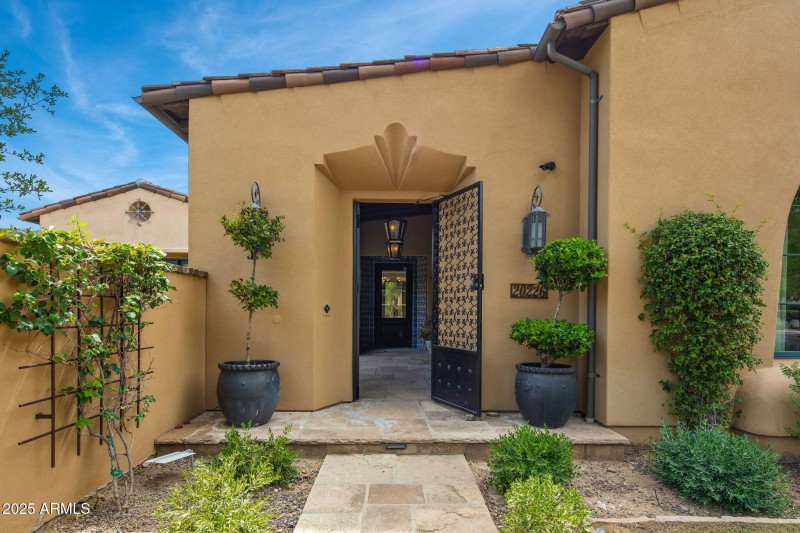5-web-or-mls-Front Court Yard Entry