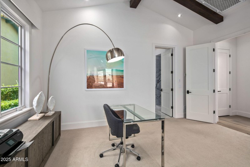 22-web-or-mls-Primary Suite Sitting Area