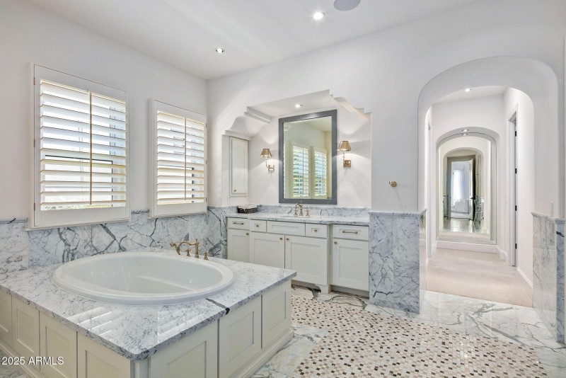 25-web-or-mls-Primary Bath Details