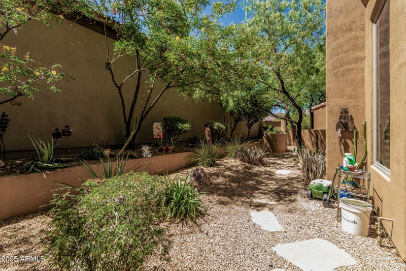 Wonderfully Landscaped side yard