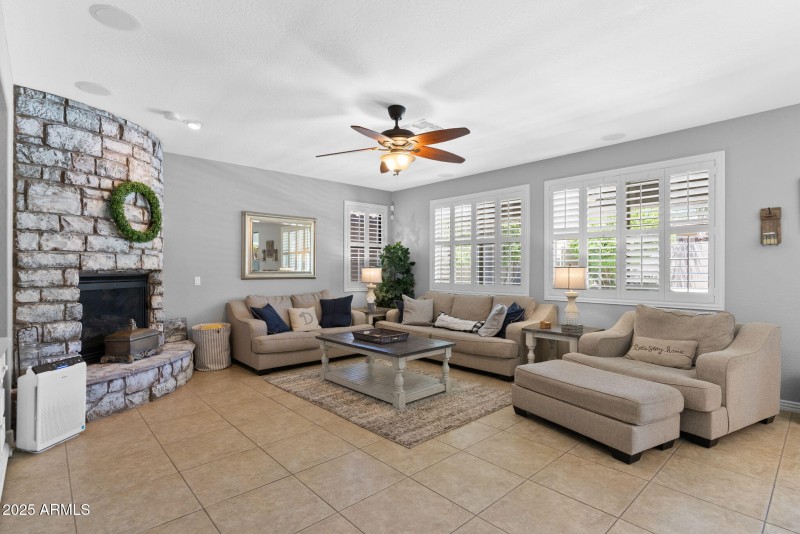 19-web-or-mls-15 - Living