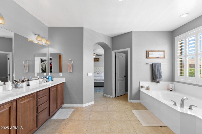 22-web-or-mls-18 - Master Spa