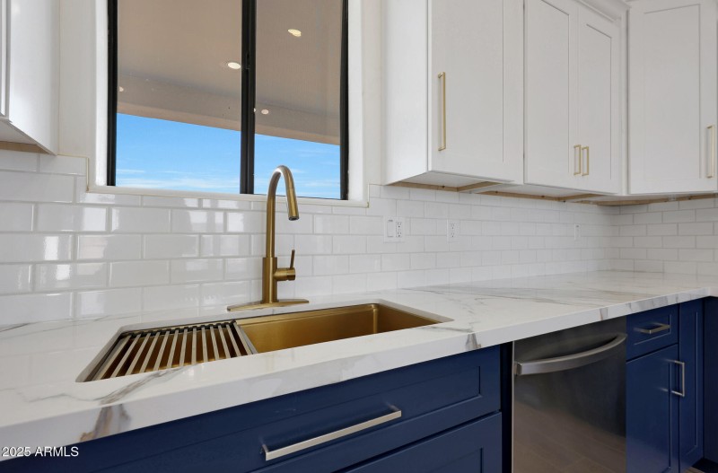 B (7) Kitchen