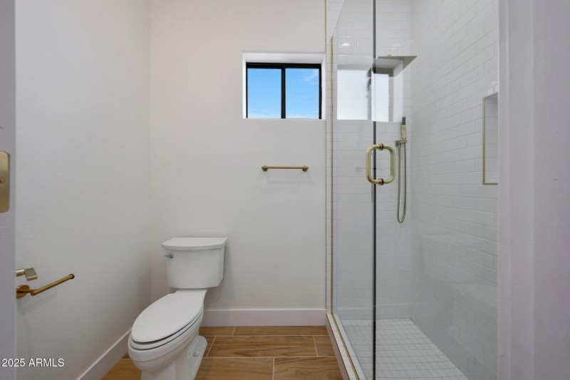 B (16) Hall Bath