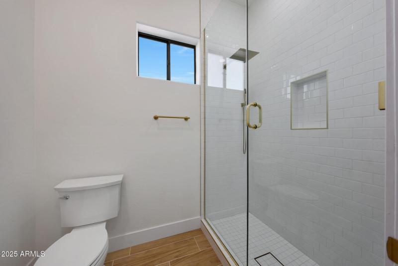 B (17) Hall Bath