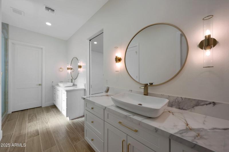 B (28) Master Bedroom Ensuite