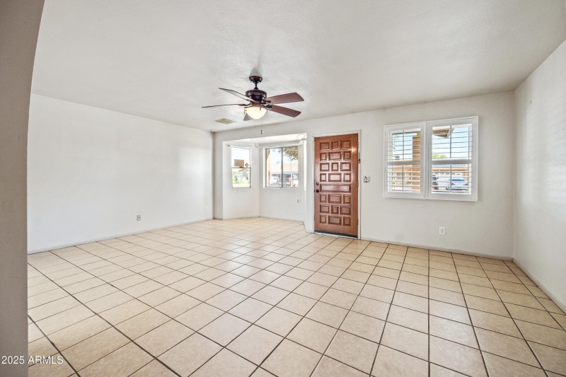 Living room 4