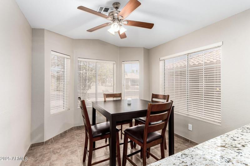 Nice Eat-in Kitchen area