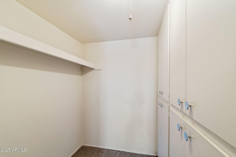 WALK-IN CLOSET