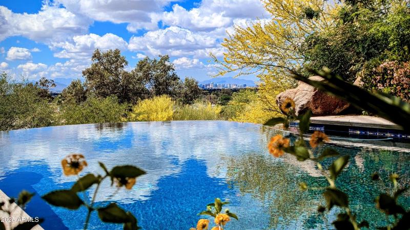 VERY PRIVATE POOL VIEWS DOWNTOWN