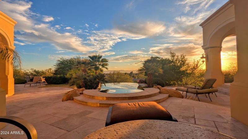 CAMELBACK MOUNTAIN HILLSIDE 1-Level Home