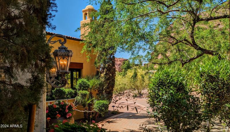 Camelback Mtn • 1-Level Home