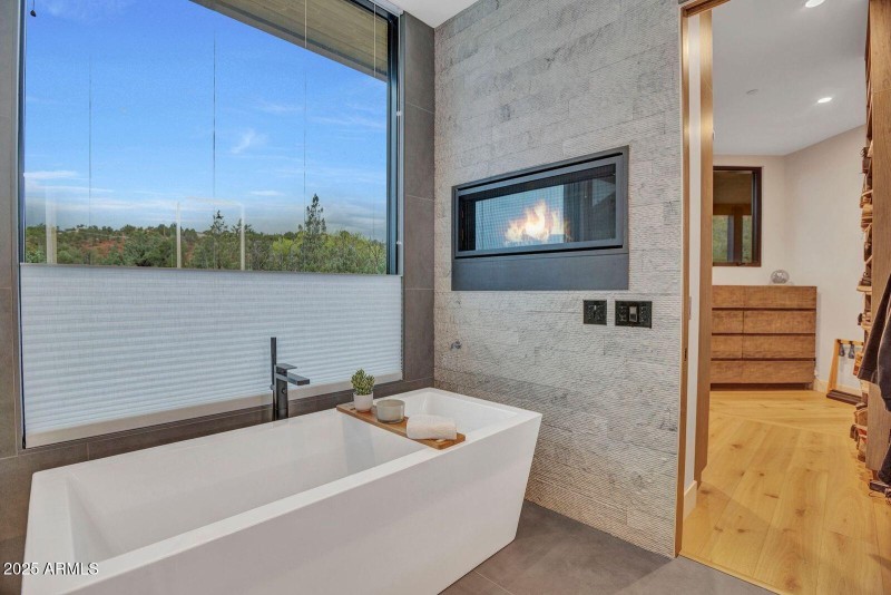 bathtub in primary