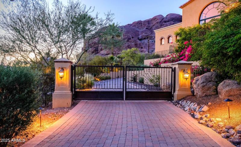 Camelback Mtn • 1-Level Home