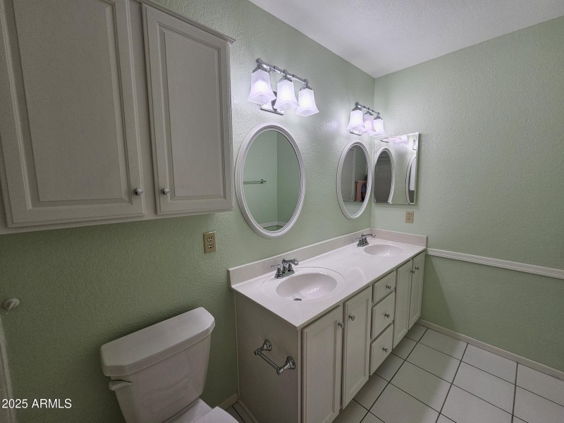 7d Hall bath 2