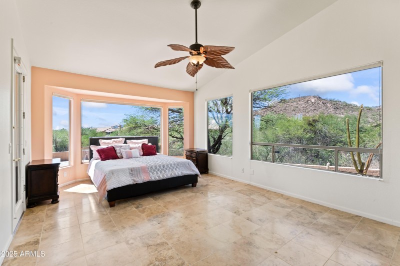 SPACIOUS MASTER BEDROOM