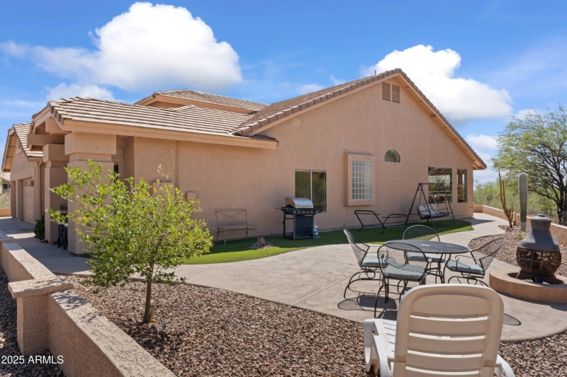 SIDE PATIO