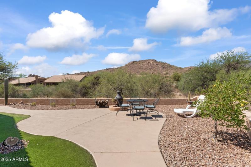PRIVATE SIDE PATIO AREA