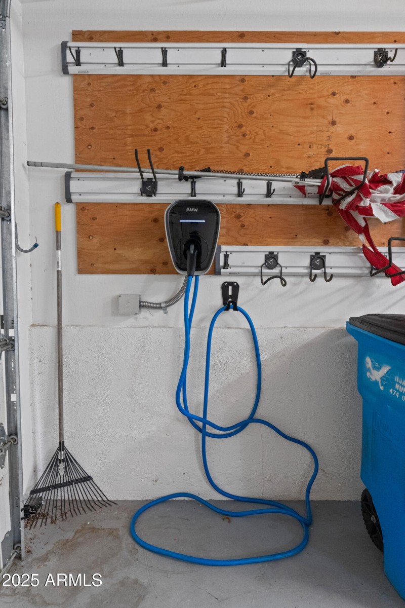 Electric vehicle charging station