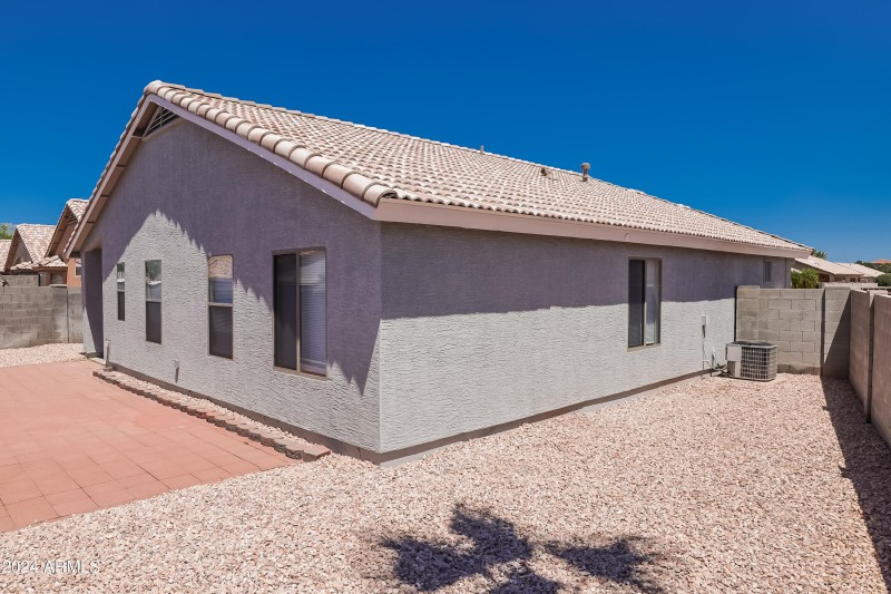 015-photo-rear-view-11247339