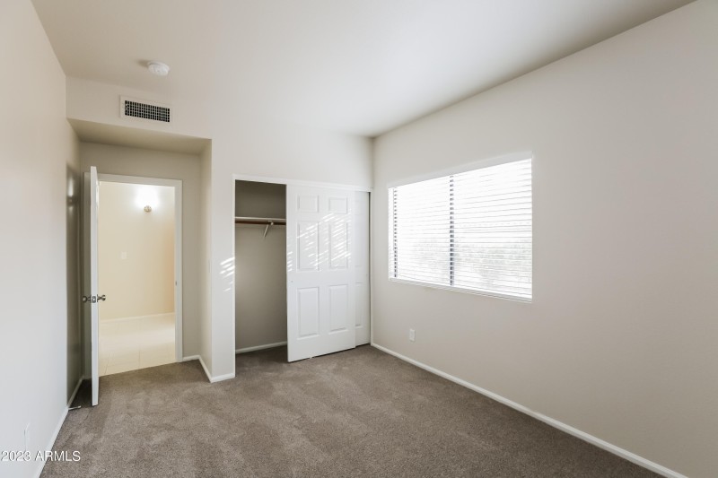 026-photo-bedroom-13364413