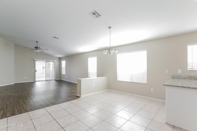 005-photo-dining-room-7689769