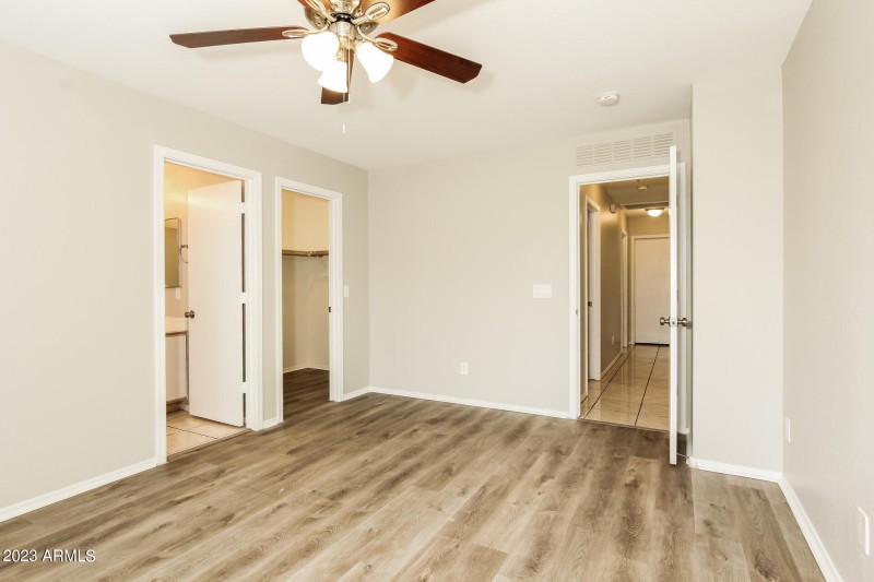 008-photo-primary-bedroom-10154930